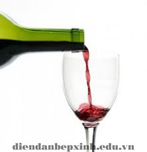 Tại sao uống rượu vang lại đau đầu?